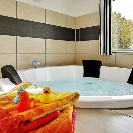Feriehus Sleeps 24 Pool Wifi